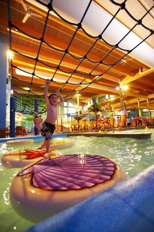 Holiday Inn Fitchburg-Waterpark Exteriör bild